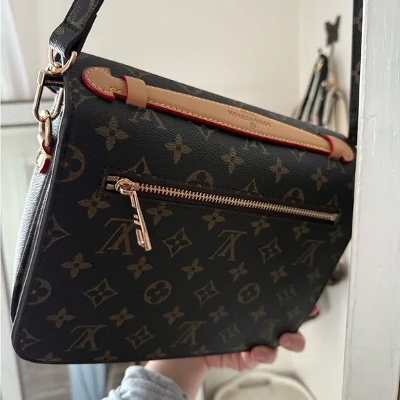 Louis Vuitton crossbody Bag - Picture 3 of 3